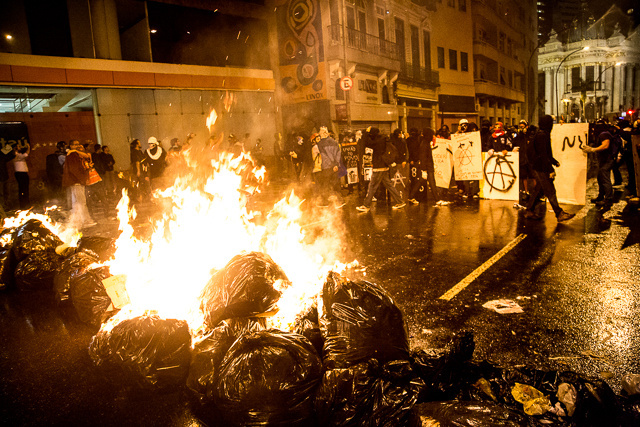 'Οταν οι Βραζιλιάνοι αναρχικοί του Ρίο αποφασίζουν να κατέβουν στο δρόμο δεν αστειεύονται καθόλου [εικόνες] 