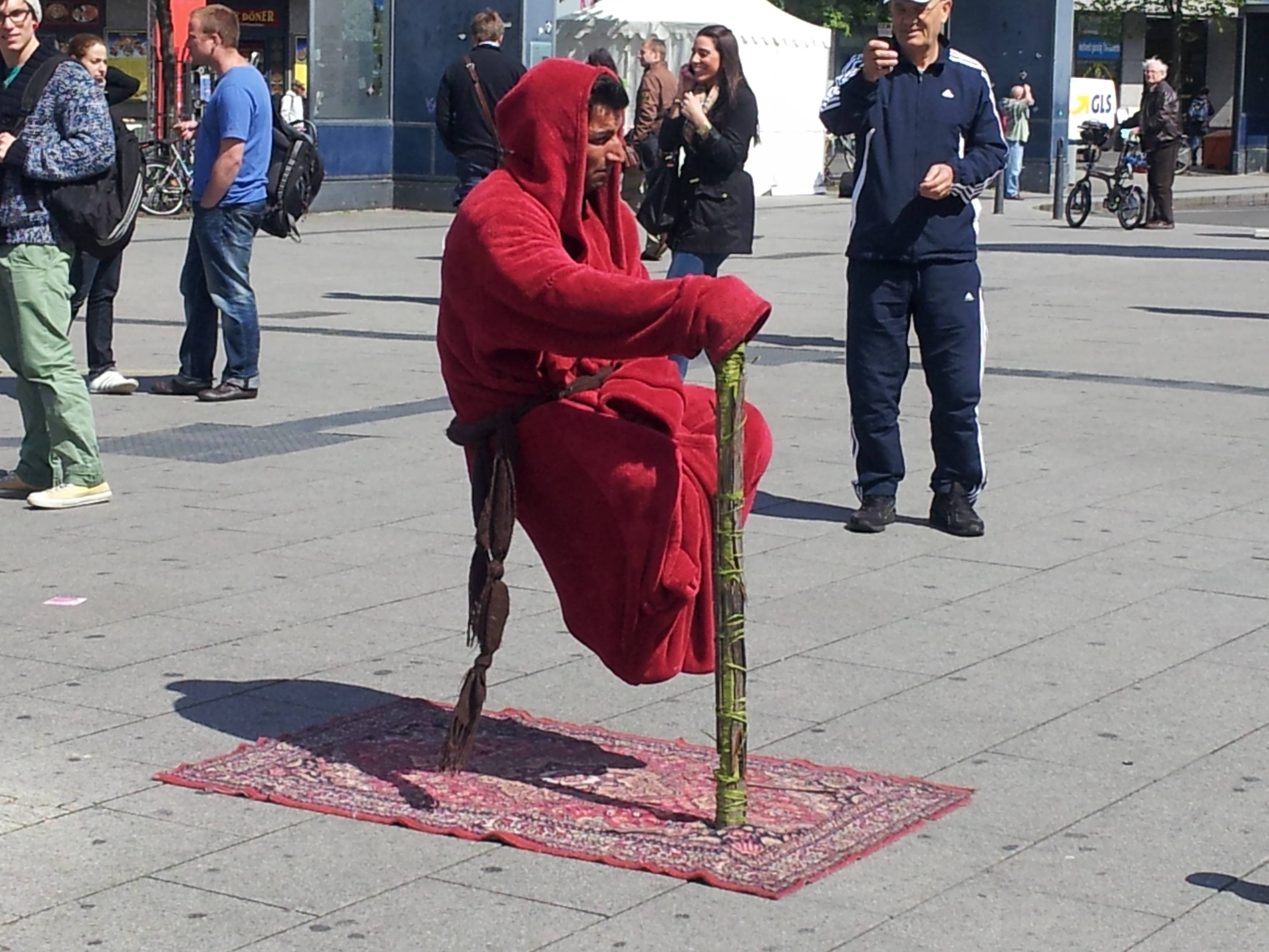 Parakseno.gr : levitation not ΜΑΘΑΜΕ ΚΑΙ ΣΑΣ ΑΠΟΚΑΛΥΠΤΟΥΜΕ πώς στηρίζονται στον ...αέρα οι φακίρηδες!!! (PHOTOS+VIDEO)