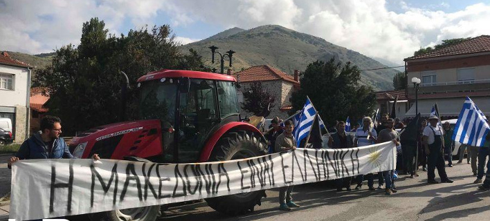 Πρέσπες: Με σημαίες και πανό στους δρόμους οι κάτοικοι -Διαμαρτύρονται για τη συμφωνία [εικόνες & βίντεο]