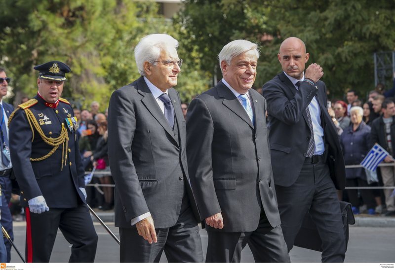Σερτζιο Ματαρέλα, Προκόπης Παυλόπουλος ετοιμοι να πάρουν τις θέσεις τους στην εξέδρα