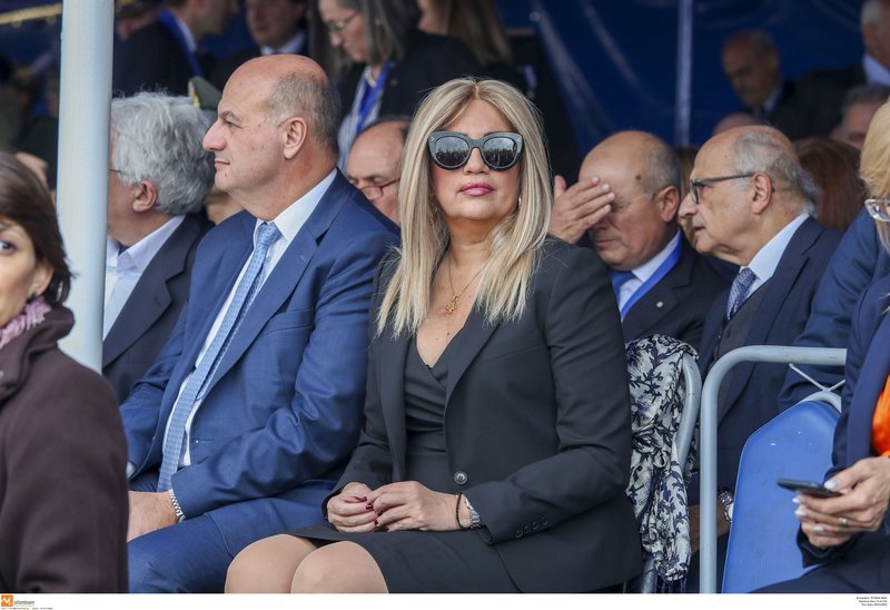Με εντυπωσιακά γυαλιά ηλίου η Φώφη Γεννηματά