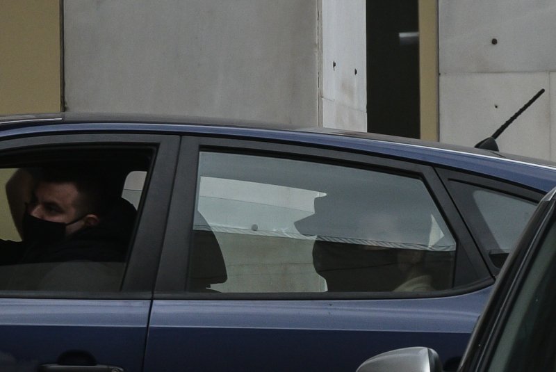 Αστυνομικοί μεταφέρουν στη ΓΑΔΑ τον Ηλία Κασιδιάρη