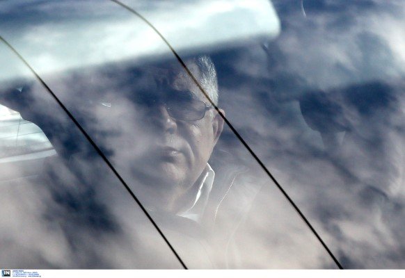 Ο Νίκος Μιχαλολιάκος στο αυτοκίνητο που τον οδηγεί στη ΓΑΔΑ