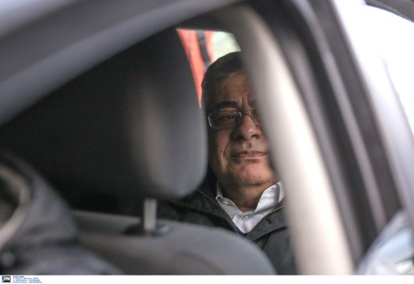 Ο Νίκος Μιχαλολιάκος στο αυτοκίνητο που τον οδηγεί στη ΓΑΔΑ