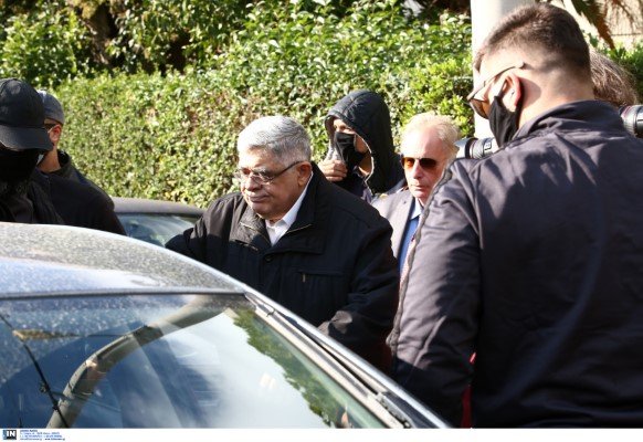 Ο Νίκος Μιχαλολιάκος έξω από το σπίτι του στην Πεύκη μπαίνει στο αυτοκίνητο που θα τον οδήσει στη ΓΑΔΑ