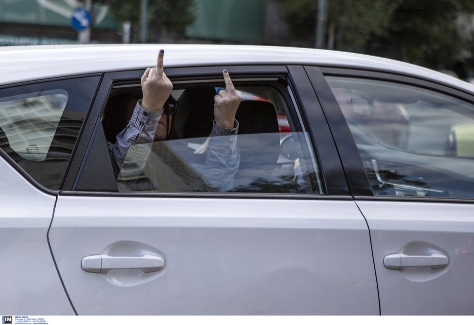 Η Ουρανία Μιχαλολιάκου κάνει το δικό της σόου, υψώνοντας τα δάχτυλα στους δημοσιογράφους