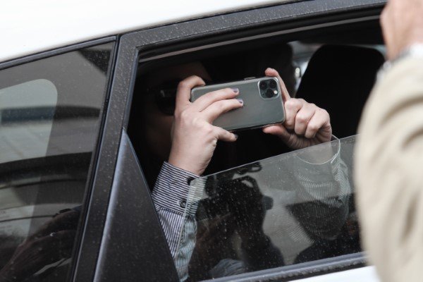 Η Ουρανία Μιχαλολιάκου φωτογραφίζει τους… φωτογράφους και τους δημοσιογράφους με το κινητό της