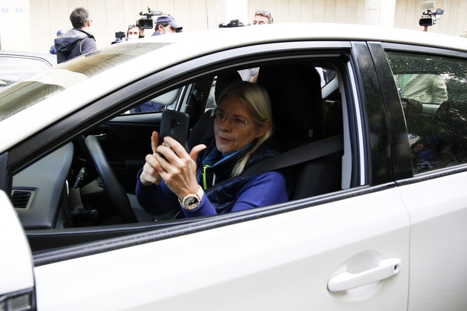 Η Ελένη Ζαρούλια φωτογραφίζει τους... φωτογράφους και τους δημοσιογράφους με το κινητό της