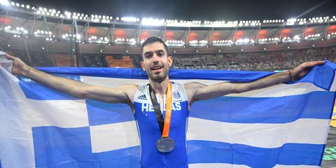 Μίλτος Τεντόγλου χρυσό μετάλλιο στο Παγκόσμιο Βουδαπέστη ελληνική σημαία πανηγυρίζει χαμογελάει