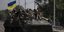 Ουκρανοί στρατιώτες πάνω σε άρμα μάχης οδεύουν προς το μέτωπο