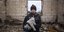 Αγόρι με γάτο στα χέρια εν μέσω ερειπίων στη βομβαρδισμένη Ουκρανία