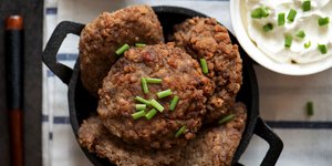 Αφράτα μπιφτέκια με κρεμμυδάκι και σάλτσα γιαουρτιού