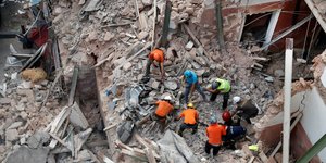 Ομάδες διάσωσης αναζητούν πιθανό επιζώντα στα συντρίμμια της Βηρυτού