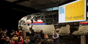 Τα συντρίμμια του αεροπλάνου της Malaysian Airlines που καταρρίφθηκε στην Ουκρανία το 2014, όπως εκτέθηκε σε μία παρουσίαση των ολλανδικών αρχών το 2015
