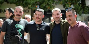 Ο Νίκος Ανδρουλάκης παρέα με νεαρούς στα Τρίκαλα