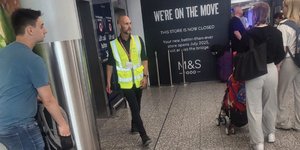 Προπονητής άφησε την ομάδα της Premier Leagie και εργάζεται πλέον ως... υπάλληλος αεροδρομίου