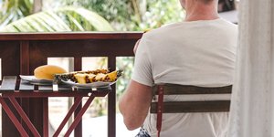 Άνδρας τρώει σε τραπέζι