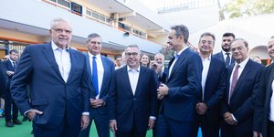 Οι CEO των τραπεζών Alpha Bank, Eurobank, Εθνική, Πειραιώς στο 8ο Δημοτικό Σχολείο Ν. Φιλαδέλφειας μαζί με τον Κυριάκο Μητσοτάκη
