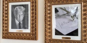 Απίστευτο: Ο Τραμπ αντικατέστησε το πορτρέτο του Μπάιντεν με ένα... αυτόματο στιλό -Δείτε βίντεο