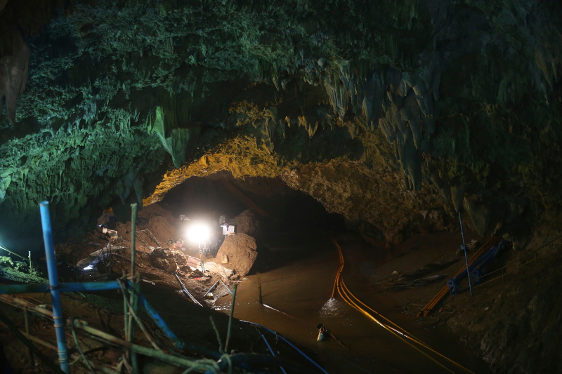 Μέσα σε ένα σύμπλεγμα σπηλαίων βρίσκονται τα παιδιά και ο 25χρονος προπονητής τους. Φωτογραφία: AP