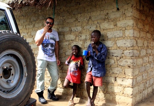 «Ο Κανάκης θα δώσει τέλος στην πείνα μας», τραγουδάνε τα παιδιά στην Σιέρα Λεόνε [εικόνες & βίντεο]  | iefimerida.gr 2