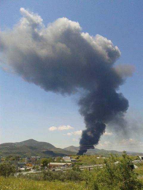Τραγωδία στο Βόλο: Ένας νεκρός, ένας τραυματίας και εγκλωβισμένοι άνθρωποι μετά από έκρηξη σε εργοστάσιο [εικόνες] | iefimerida.gr 0