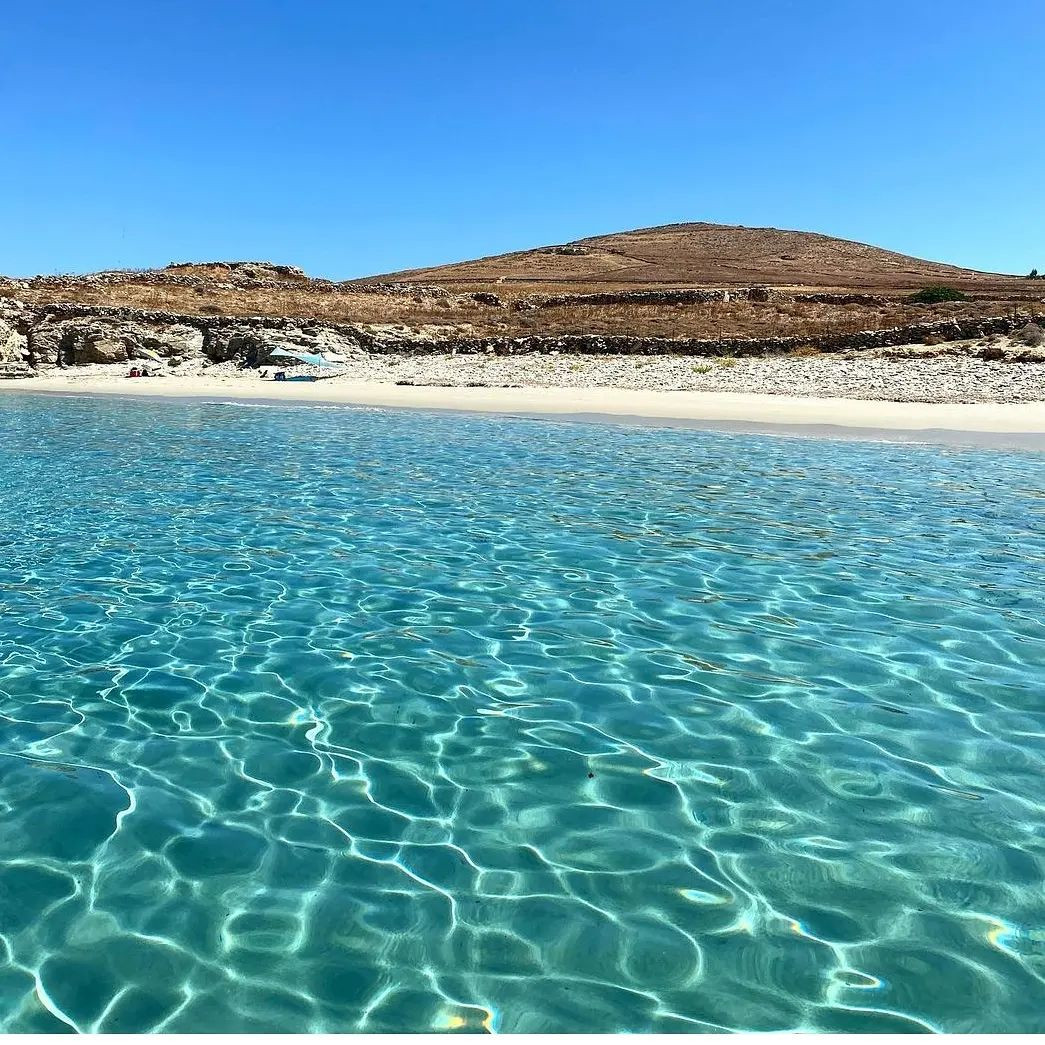 Παραλία στο νησί Ρήνεια