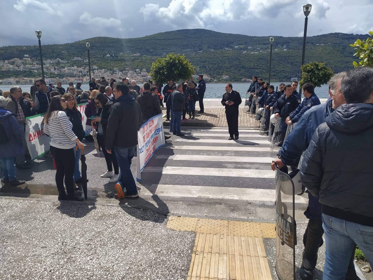 Κάτοικοι συγκεντρώθηκαν στη Σάμο για να διαμαρτυρηθούν για το μεταναστευτικό στον Δημήτρη Βίτσα