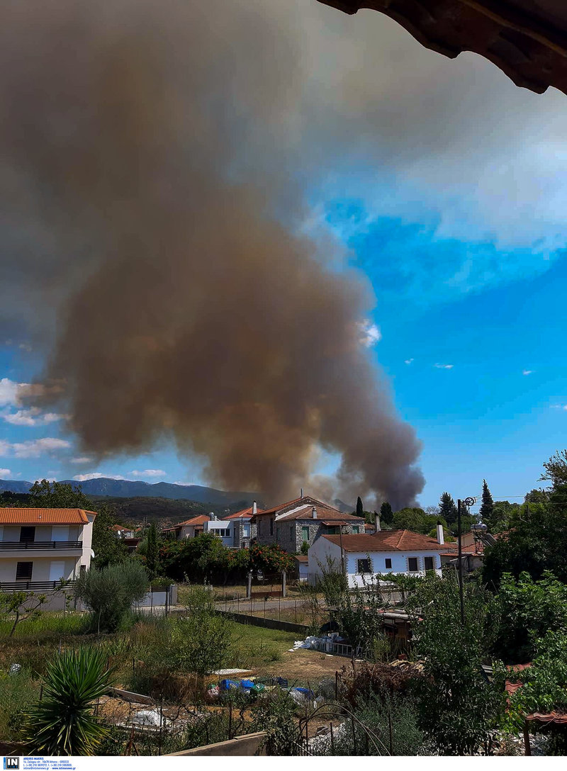 καπνοί πισω από σπίτια 