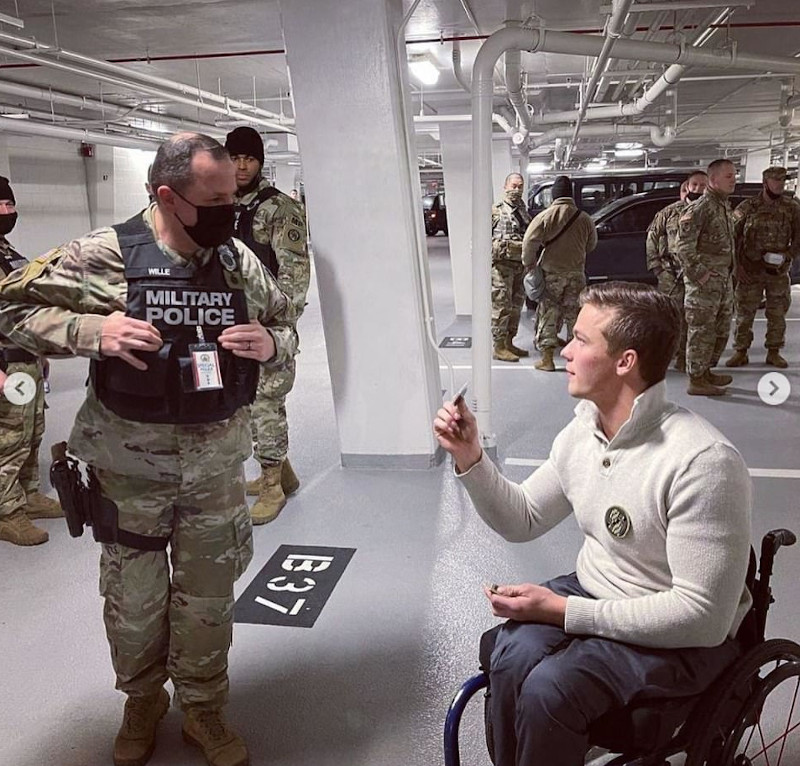     A deputada republicana Madison Cothorn visitou membros da Guarda Nacional no estacionamento e ofereceu a eles seu escritório como um lugar para descansar, como ela escreveu no Instagram, postando a foto correspondente. 