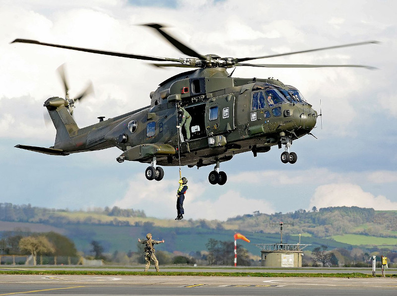 Στη συγκεκριμένη βάση  σταθμεύουν ελικόπτερα Merlin καθώς και ορισμένα Wildcat, που θα  μετάσχουν στην αποστολή αργότερα εντός του 2021 του βρετανικού  αεροπλανοφόρου HMS Queen Elizabeth στη Νότια Σινική Θάλασσα