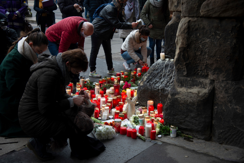 Two words of prayer, candles and flowers for the victims of the Trier tragedy 