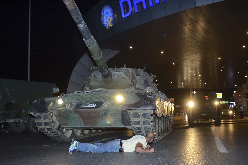 Άνδρας ξαπλώνει μπροστά στις ερπύστριες τανκ για να αποτρέψει την είσοδό του στην Κωνσταντινούπολη το βράδυ του πραξικοπήματος στην Τουρκία / Φωτογραφία: AP Photos