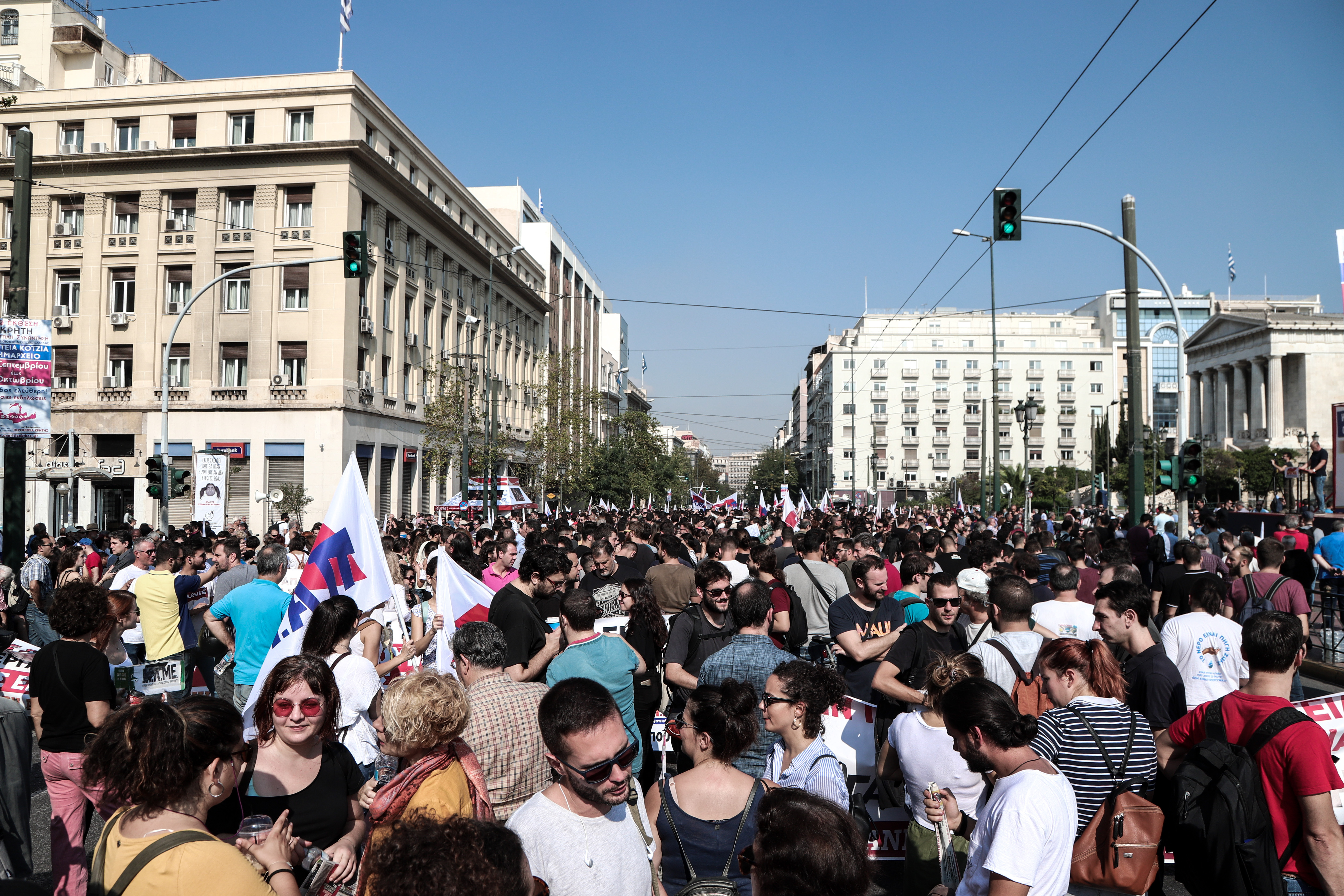 Μέλη του ΠΑΜΕ στα Προπύλαια