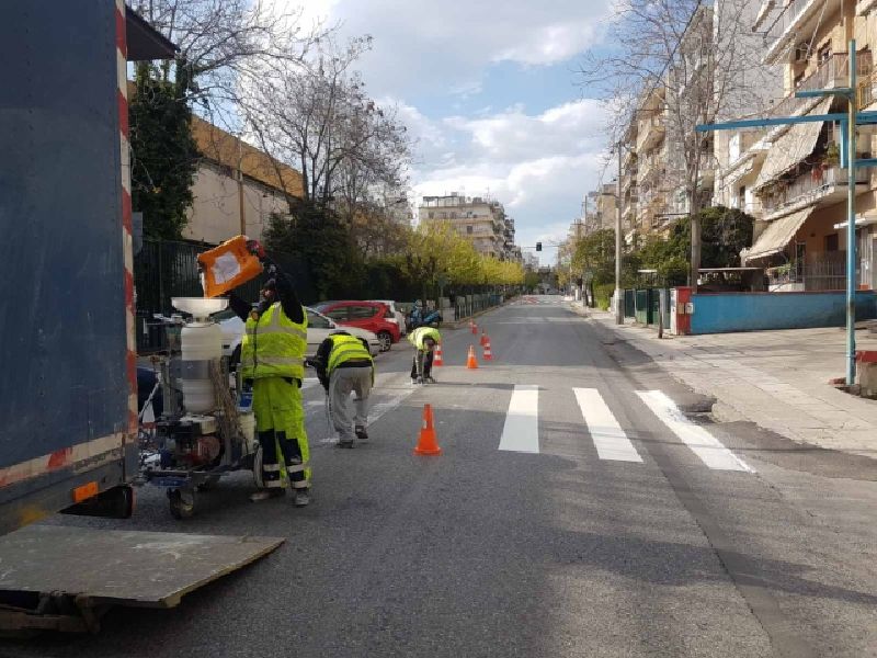 Teams from the Municipality of Athens are drawing the lines at the crosswalks. 