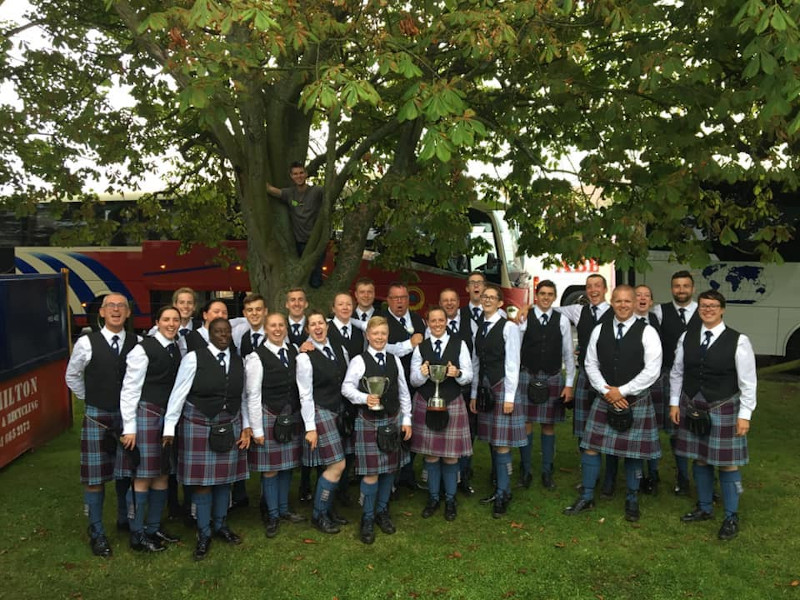 Η Αμπιγκέιλ Καουμπρόου ήταν μέλος του Union Fire Club Pipes and Drums