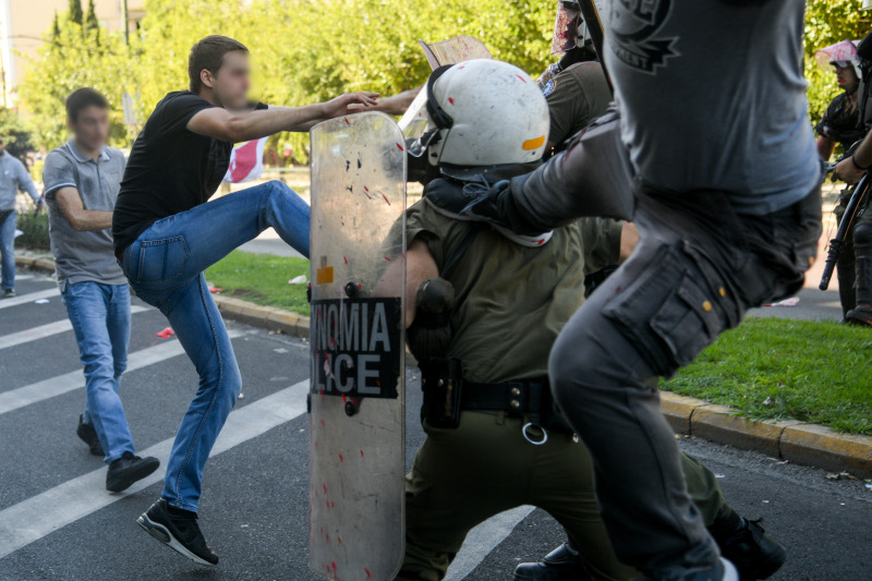 Η επικίνδυνη πισώπλατη κλωτσιά από τον διαδηλωτή καρατέκα του ΠΑΜΕ 