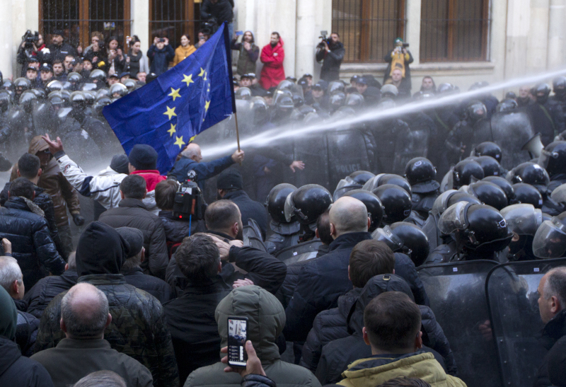 Η αστυνομία έκανε χρήση αντλιών νερού υπό πίεση κατά των διαδηλωτών / Φωτογραφία: AP