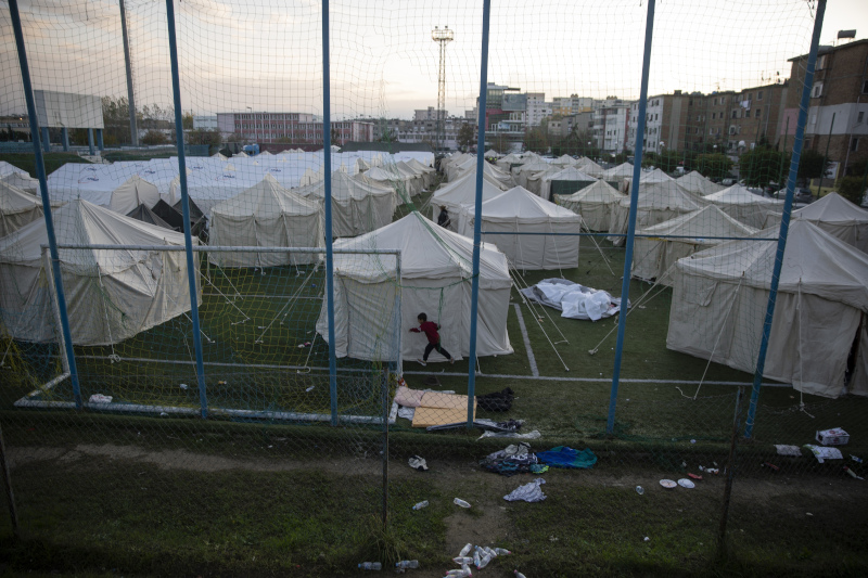 Σκηνές σε γήπεδο ποδοσφαίρου μετά τον μεγάλο σεισμό στην Αλβανία