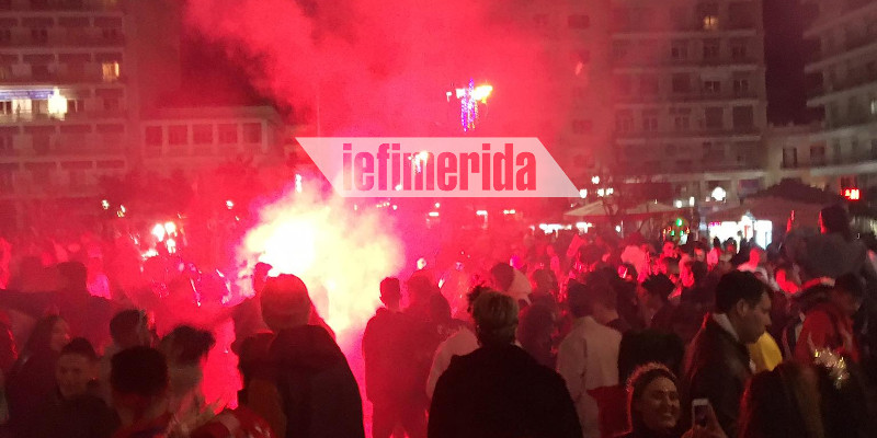 Καπνογόνα στο κέντρο της Πάτρας άναψαν οι καρναβαλιστές που αψήφησαν τον κορωνοϊό