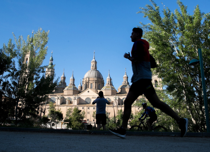 The Spaniards leave their homes to practice individual sports. 