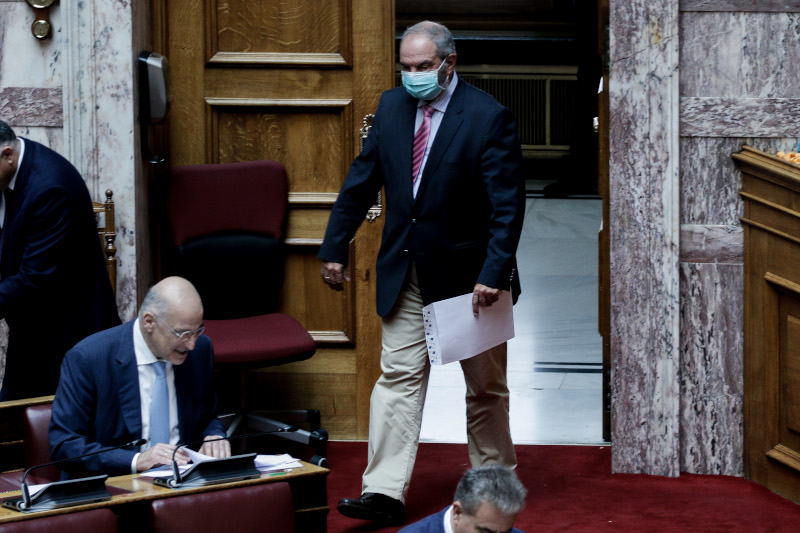 Ο Κώστας Καραμανλής με μάσκα στη Βουλή