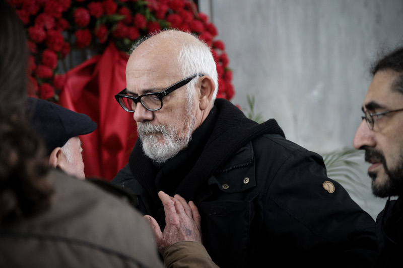 Ο Γιώργος Κιμούλης στη κηδεία του Θάνου Μικρούτσικου