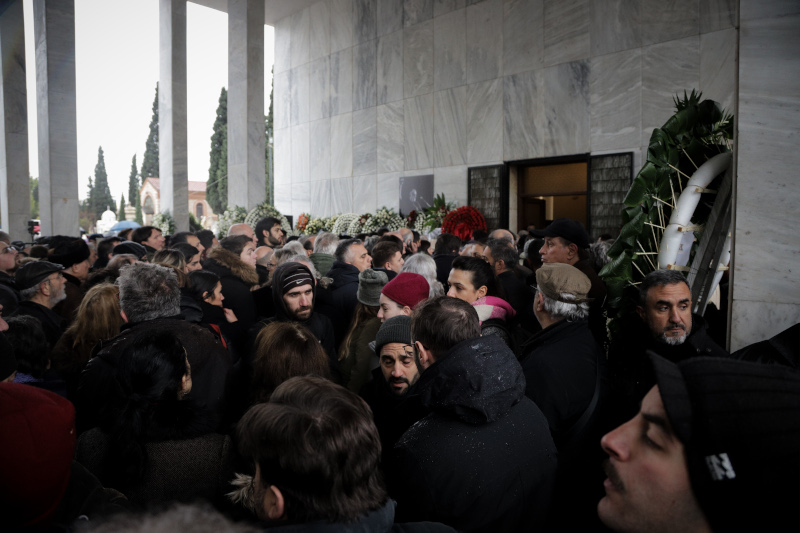 Κόσμος στο Α' Νεκροταφείο για τη κηδεία Μικρούτσικου