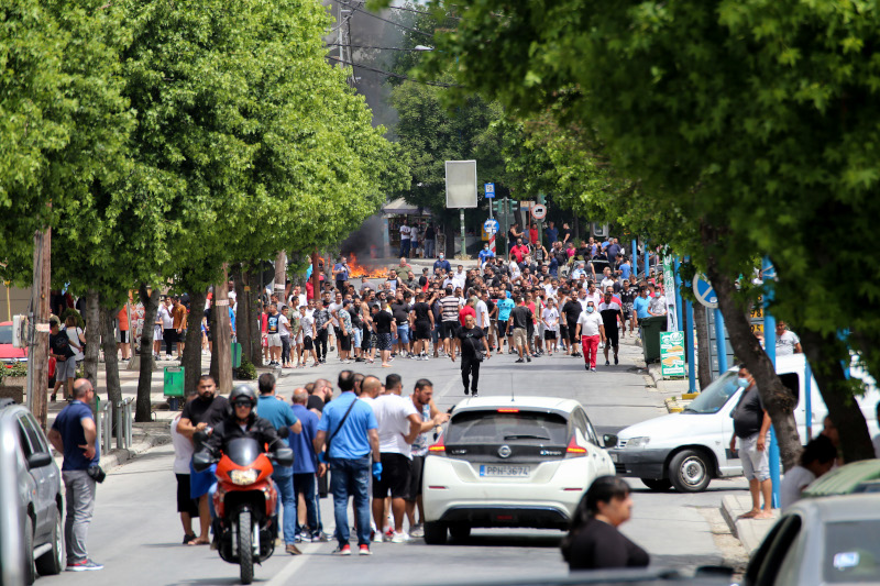 Larissa Tension and fires in the Roma settlement in Nea Smyrni 