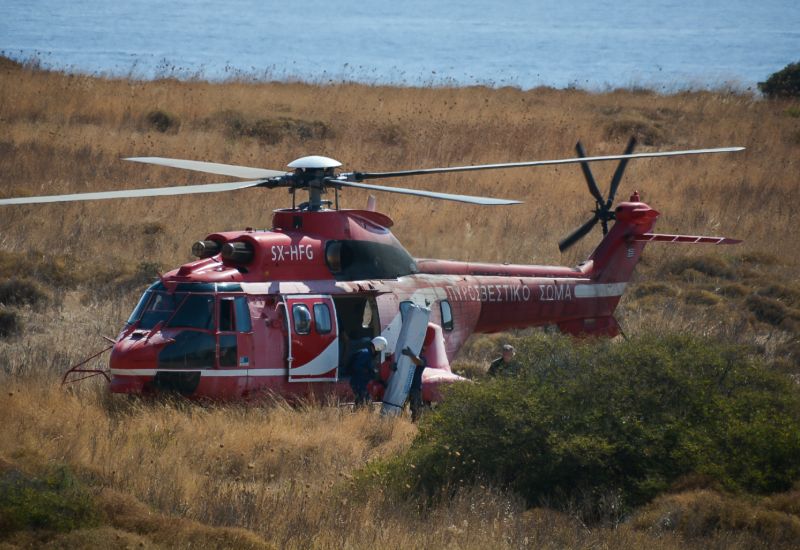 Με ελικόπτερο της Πυροσβεστικής μεταφέρονται οι σκηνές για τους μετανάστες