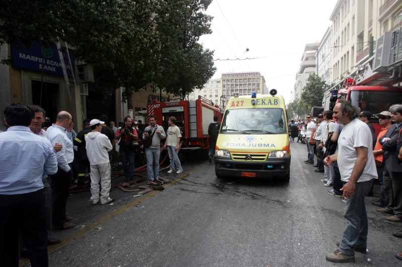 Ασθενοφόρο και πυροσβεστικά έξω από την Marfin