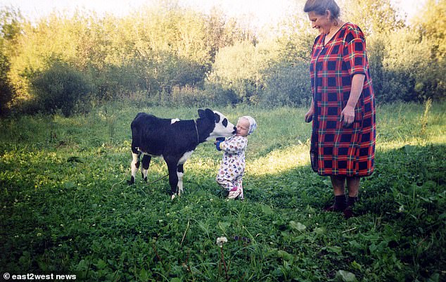 Η Μαρίκα, μωρό ακόμη, αγκαλιάζει την αγελάδα που της πρόσφερε το... ραδιενεργό γάλα της