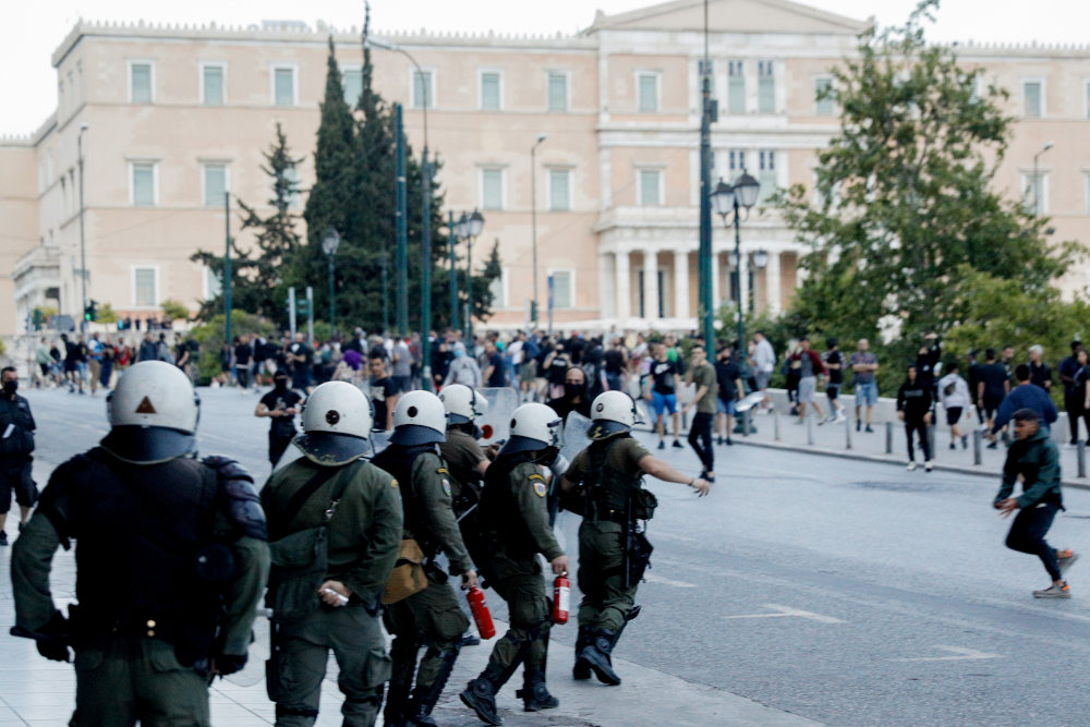 Δυνάμεις των ΜΑΤ στο Σύνταγμα ήρθαν αντιμέτωποι με ομάδα διαδηλωτών στην πλατεία