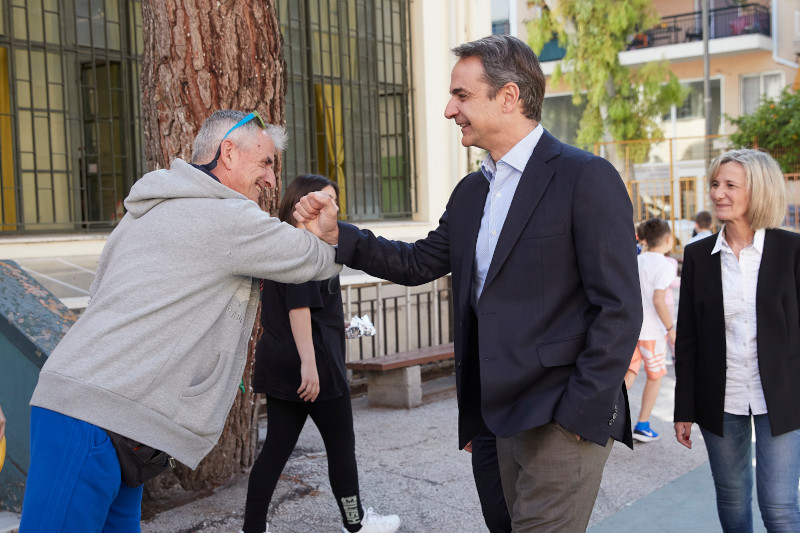 Εκπαιδευτικός χαιρετάει τον Μητσοτάκη